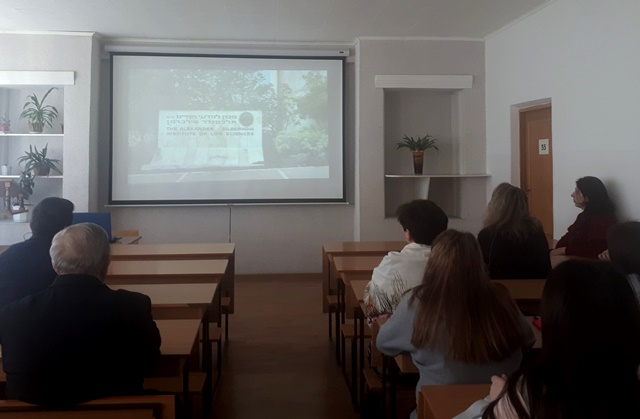 Перегляд фільму «Соловей співає»